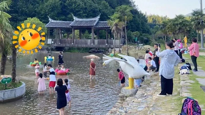 景区还有儿童乐园、戏水区、农耕体验区，小朋友可以体验插秧种田的乡野乐趣，解锁不一样的户外体验。