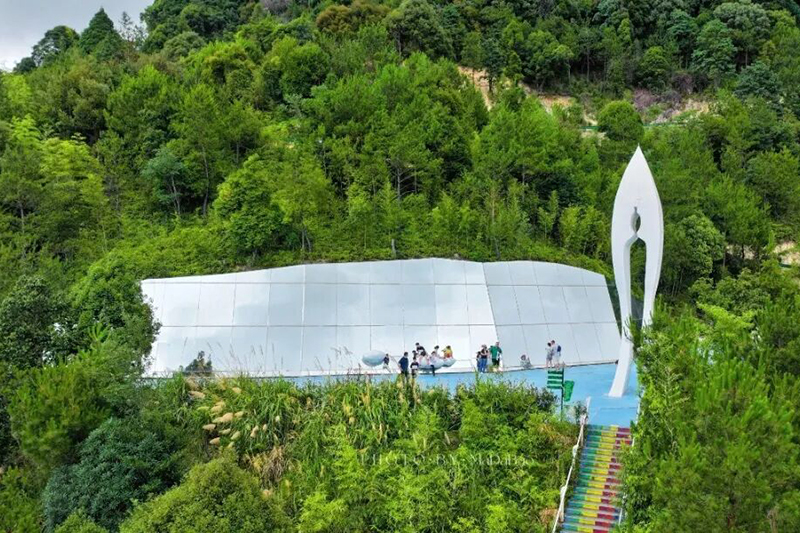 拈花指、天空之镜、彩虹天梯、马仙文化园、放鹅亭、守护山神、手印门等超多网红打卡点，ins风、清新山野风、森系风随心切换，一步一景，拍照完全不重样，承包你的夏日朋友圈素材！