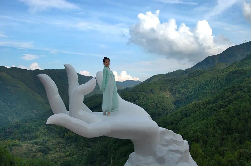 拈花指、天空之镜、彩虹天梯、马仙文化园、放鹅亭、守护山神、手印门等超多网红打卡点，ins风、清新山野风、森系风随心切换，一步一景，拍照完全不重样，承包你的夏日朋友圈素材！