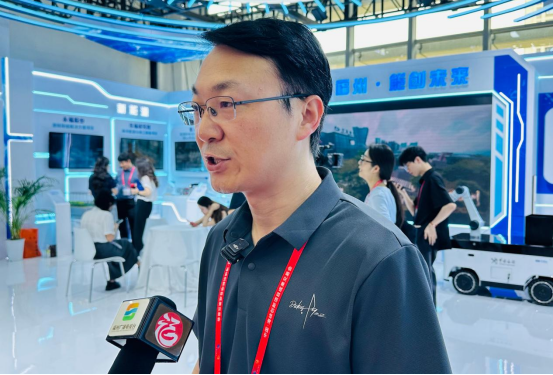 具福科技研发总监李许接受媒体采访。海峡网记者 李牧晨 摄