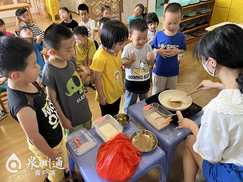 幼儿园小朋友感受端午习俗煎堆。（资料图）