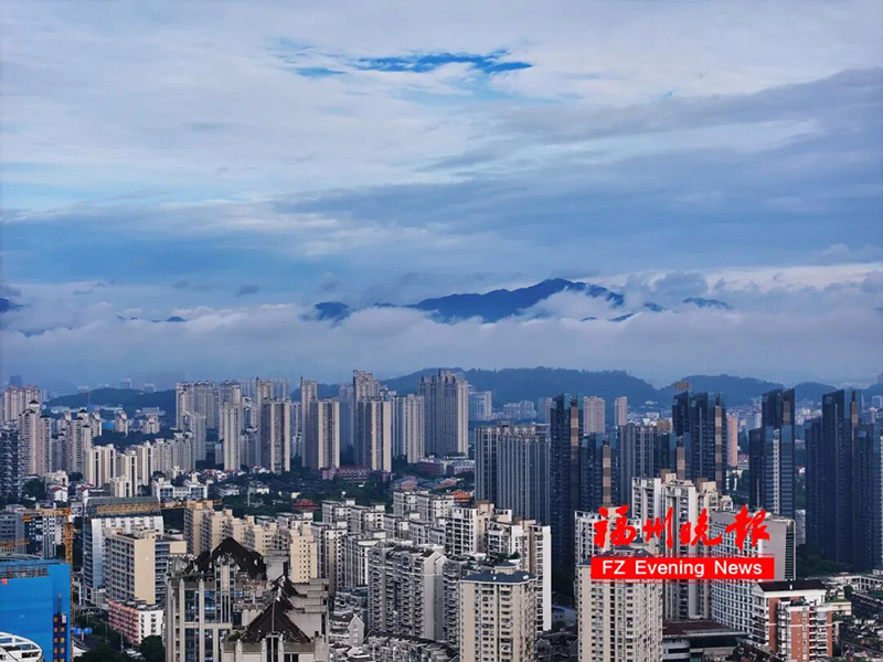 清晨，福州城区上空出现平流雾，如梦似幻，美如仙境！记者 包华 摄