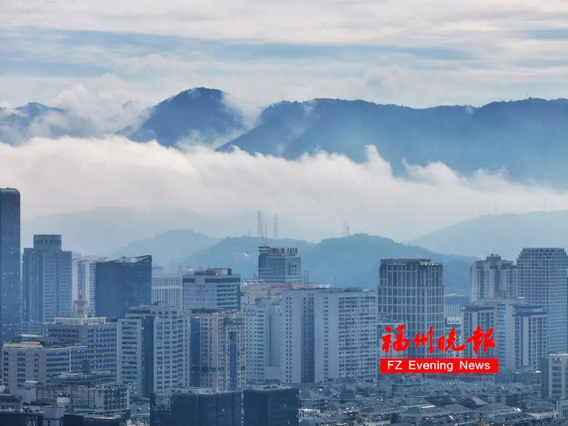 清晨，福州城区上空出现平流雾，如梦似幻，美如仙境！记者 包华 摄