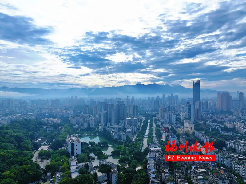 清晨，福州城区上空出现平流雾，如梦似幻，美如仙境！记者 包华 摄