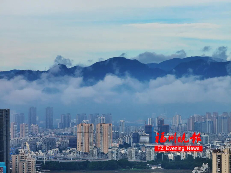 清晨，福州城区上空出现平流雾，如梦似幻，美如仙境！记者 包华 摄