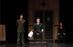北京人艺再演《哗变》展现话剧语言魅力