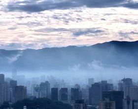 如梦似幻 美如仙境！福州城区上空出现平流雾！