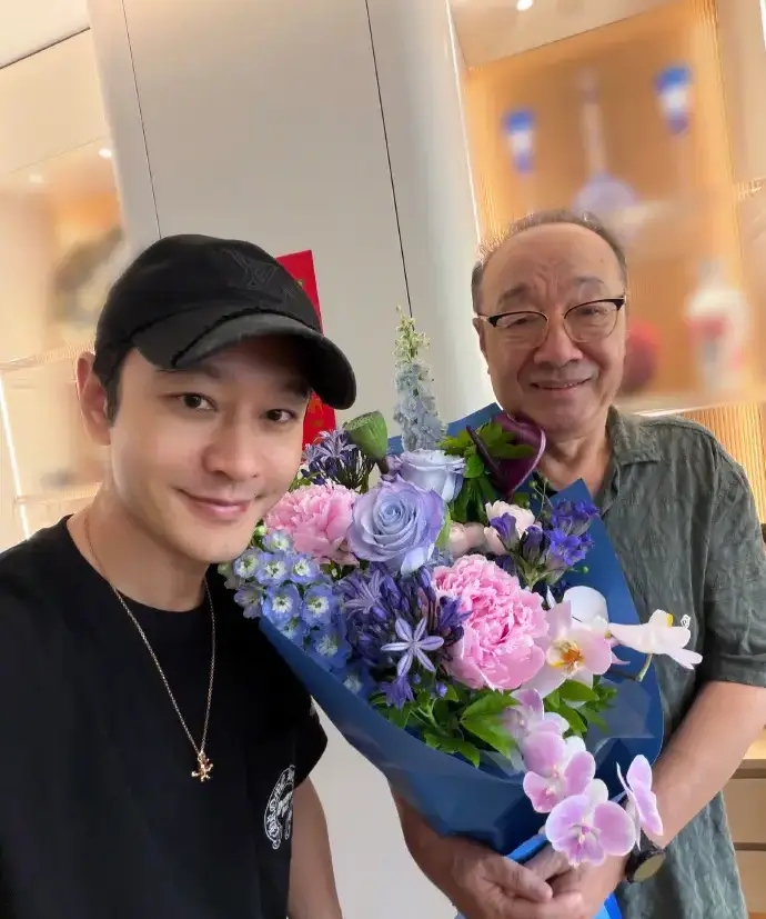 黄晓明晒与父亲合照并配文：亲爱的爸爸，现在轮到我照顾你了 