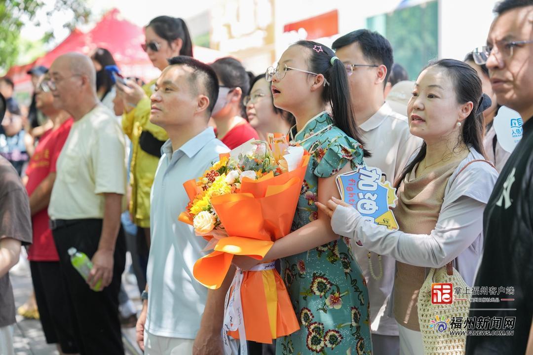 福州中考首日直击：考点外的全情守护