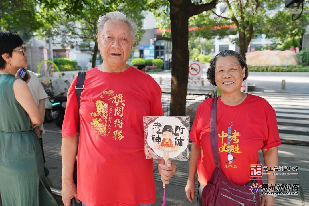 福州中考首日直击：考点外的全情守护