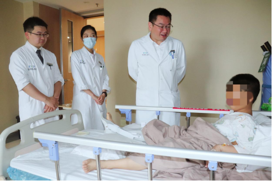9岁男童三楼坠下致左眼凹陷、看东西重影，公益助力及时手术