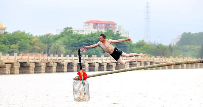 海上泼水逐浪 竿头探笼夺鸭——泉州端午民俗活动好戏连台