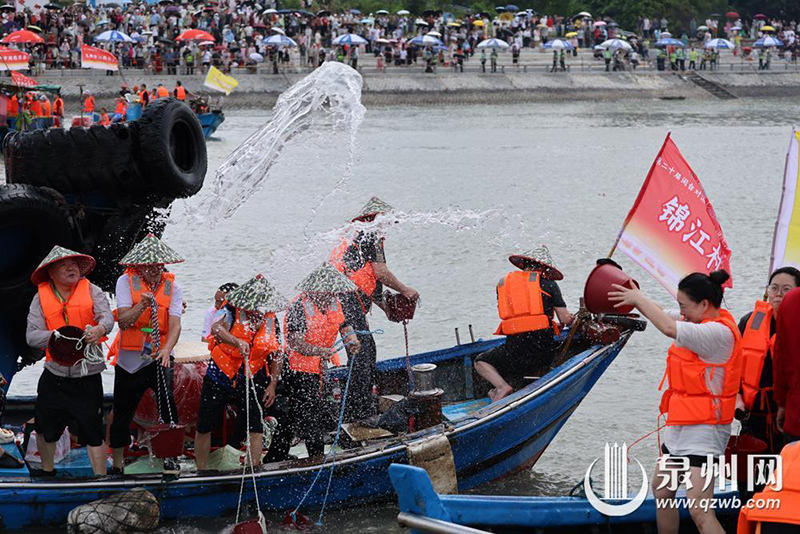 船上的人互相泼水祈福。