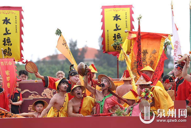 “嗦啰嗹”民俗巡游。