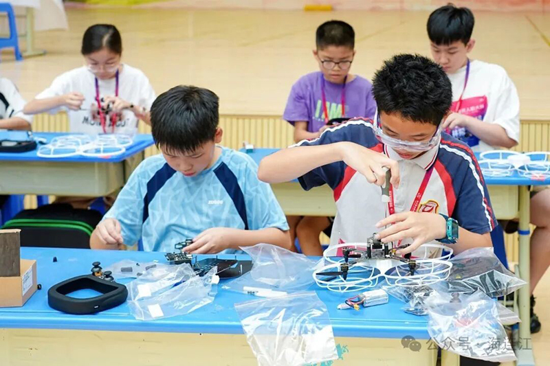 6月21日下午，第十届全国青少年无人机大赛福建省赛在连江一中贵安分校主赛场顺利收官。
