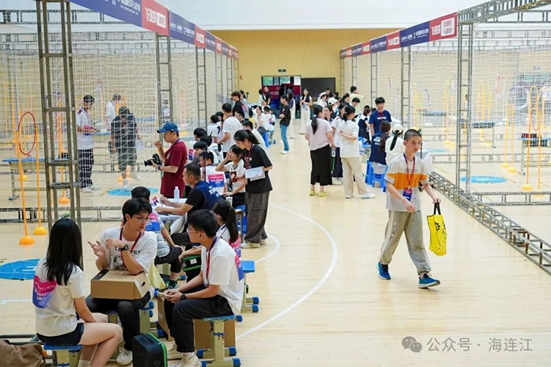 6月21日下午，第十届全国青少年无人机大赛福建省赛在连江一中贵安分校主赛场顺利收官。