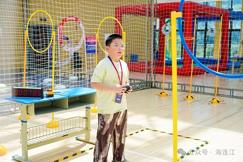 6月21日下午，第十届全国青少年无人机大赛福建省赛在连江一中贵安分校主赛场顺利收官。