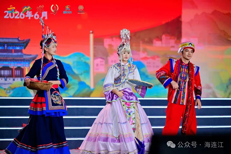 在村秀环节，舞团以服饰、步态、道具动作为主要形式，迈着自信从容的步伐惊艳亮相。