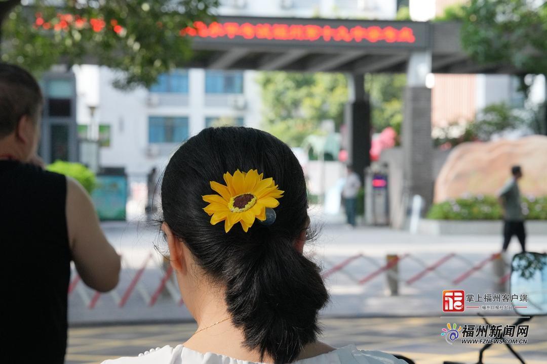 福州中考首日直击：考点外的全情守护