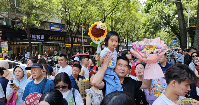 福建中考结束！考场外红色旗袍、鲜花、零食大礼包……