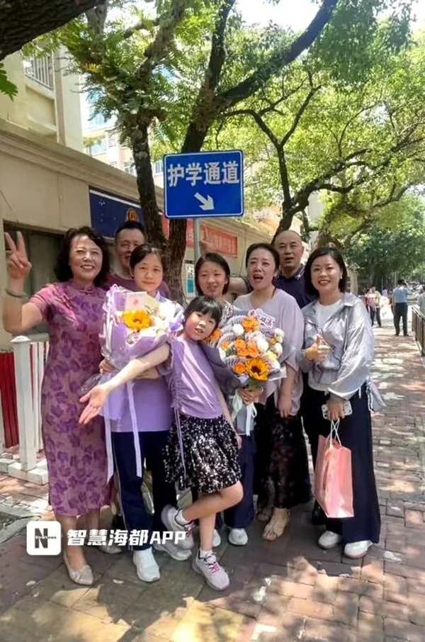 福建中考结束！考场外红色旗袍、鲜花、零食大礼包……