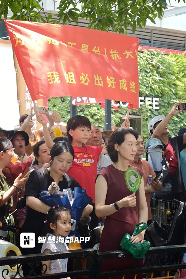 福建中考结束！考场外红色旗袍、鲜花、零食大礼包……