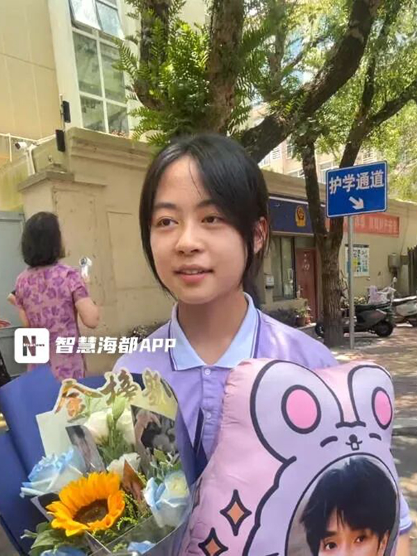 福建中考结束！考场外红色旗袍、鲜花、零食大礼包……