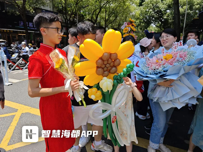 福建中考结束！考场外红色旗袍、鲜花、零食大礼包……