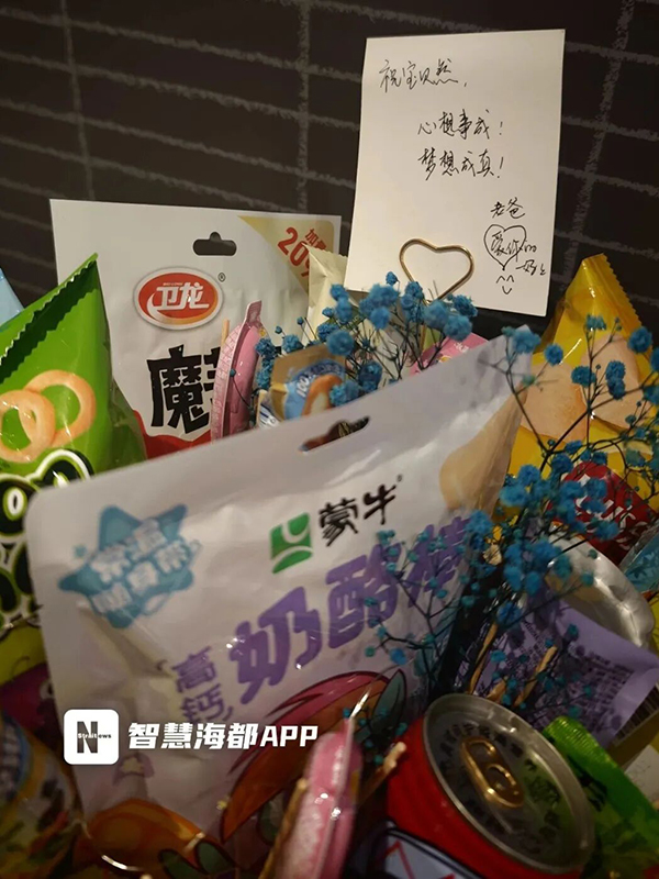 福建中考结束！考场外红色旗袍、鲜花、零食大礼包……