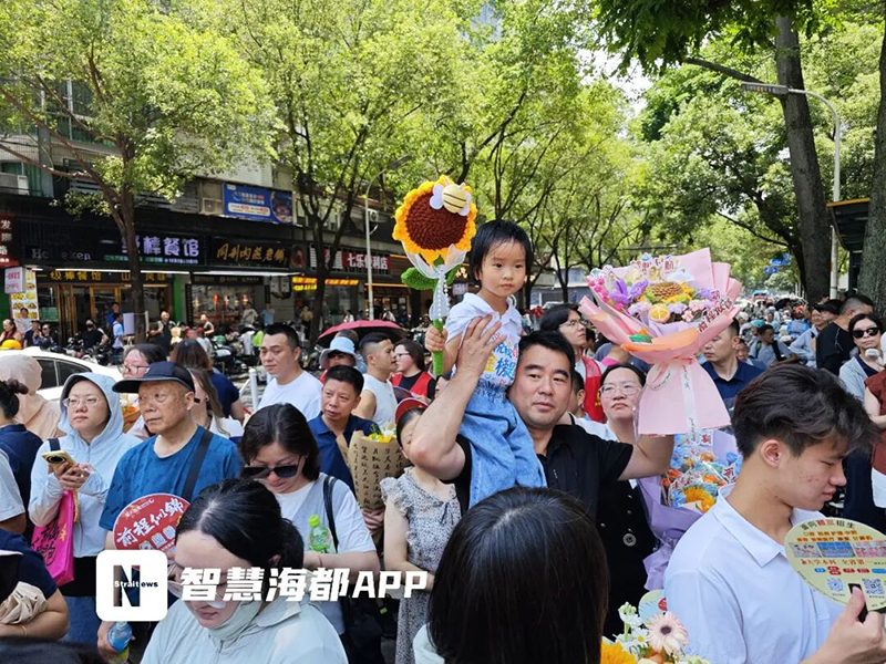 福建中考结束！考场外红色旗袍、鲜花、零食大礼包……