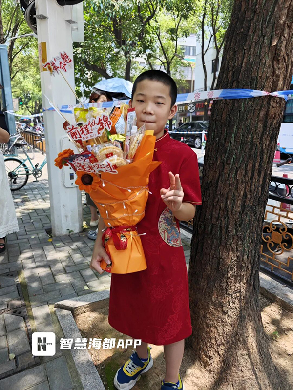 福建中考结束！考场外红色旗袍、鲜花、零食大礼包……
