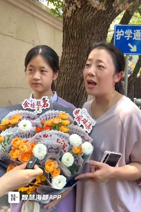 福建中考结束！考场外红色旗袍、鲜花、零食大礼包……