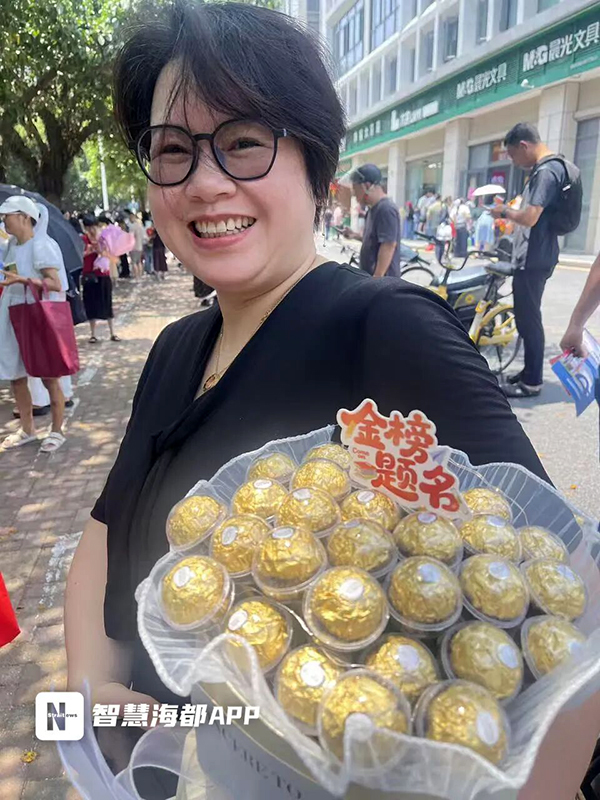 福建中考结束！考场外红色旗袍、鲜花、零食大礼包……
