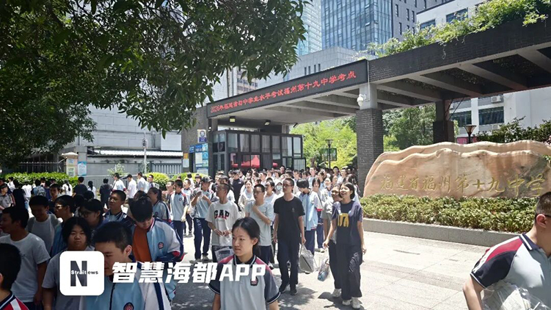 福建中考结束！考场外红色旗袍、鲜花、零食大礼包……