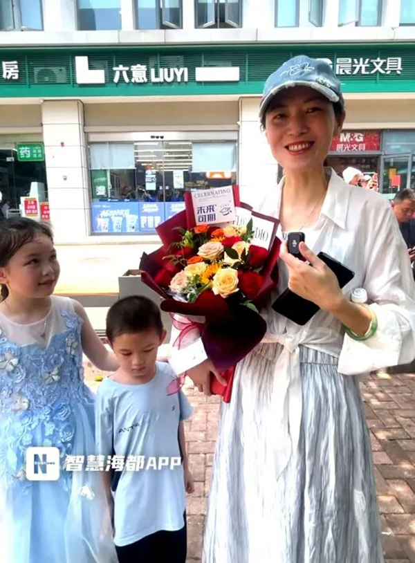 福建中考结束！考场外红色旗袍、鲜花、零食大礼包……
