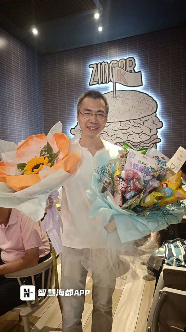 福建中考结束！考场外红色旗袍、鲜花、零食大礼包……