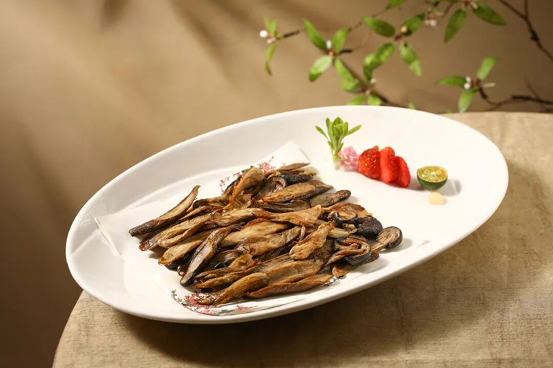 地道食材，只需极简烹饪，在永泰本地餐馆最经典的吃法便是茶油煎麻菇。