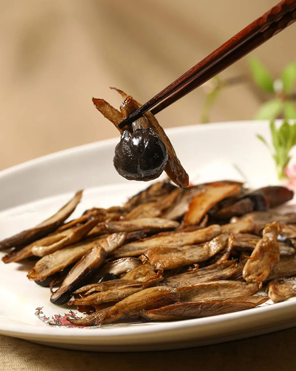 地道食材，只需极简烹饪，在永泰本地餐馆最经典的吃法便是茶油煎麻菇。