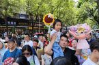 福建中考结束！考场外红色旗袍、鲜花、零食大礼包……