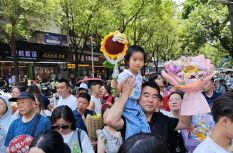 福建中考结束！考场外红色旗袍、鲜花、零食大礼包……