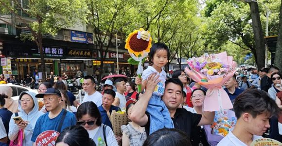 福建中考结束！考场外红色旗袍、鲜花、零食大礼包……