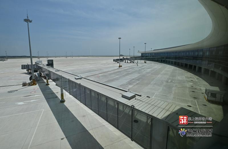 福州长乐国际机场T2廊桥停机位。记者 郑帅 摄