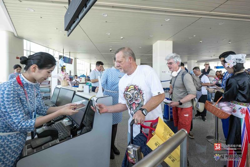 旅客有序登上福州—阿姆斯特丹首航航班。记者 林双伟 摄