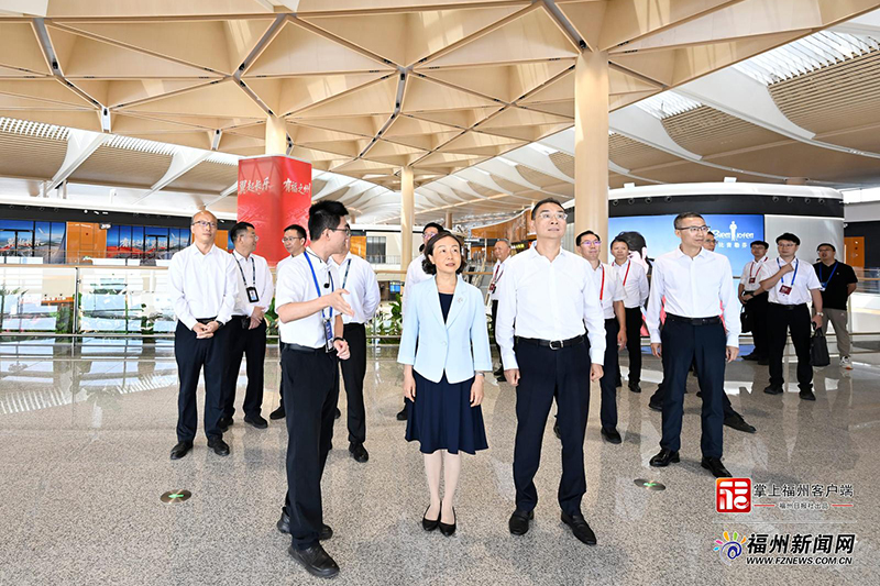 活动前，郭宁宁、吴贤德等实地察看T2航站楼建设情况。