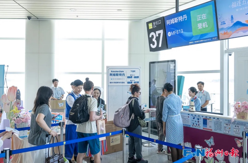 旅客有序登上福州—阿姆斯特丹首航航班。记者 林双伟 摄