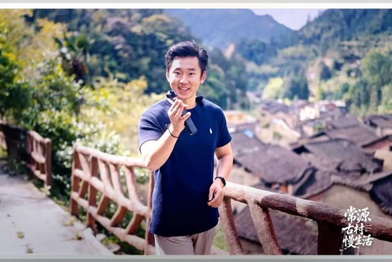 常源村黄墙黛瓦的老房子顺着山势错落排开。