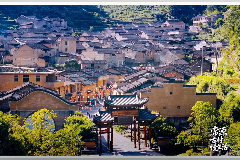 常源村黄墙黛瓦的老房子顺着山势错落排开。