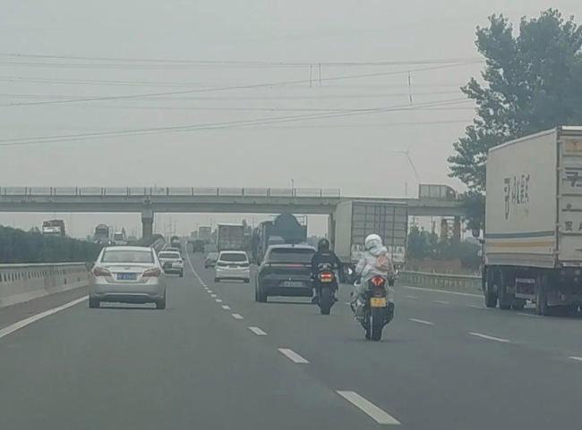交警回应高速路上两人骑摩托狂奔 京港澳高速河南段摩托时速超120公里引担忧