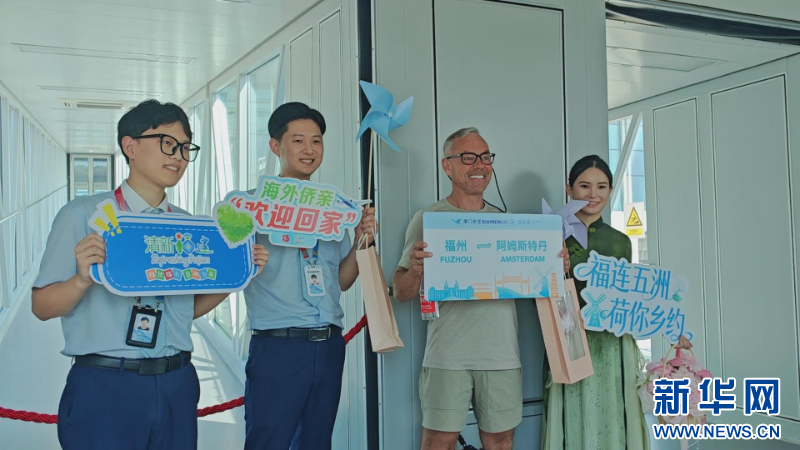 外国旅客打卡留念。新华网 刘丰 摄