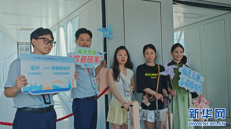 遍布廊桥通道与国际到达大厅的“欢迎回家”主题装饰令旅客惊喜不已。新华网 刘丰 摄
